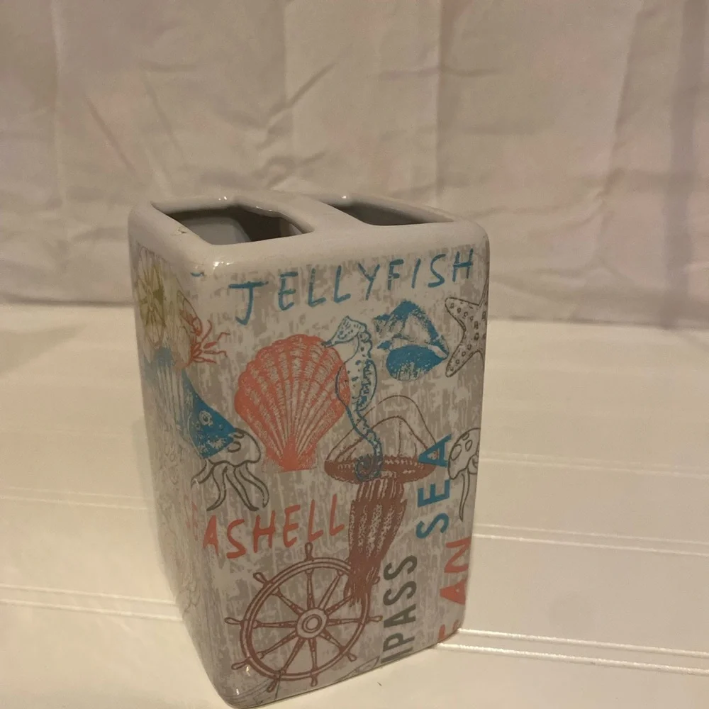 💎3 FOR $20💎Nautical Sea Life toothbrush holder - Multicolor